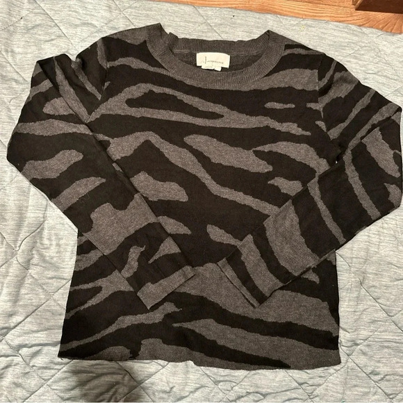 BY ANTHROPOLOGIE LONG SLEEVE SWEATHER WOMENS SMALL BLACK ANIMAL PRINT - Picture 1 of 9